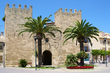 Spanien, Blick auf die Porta del Moll in Alcudia - MH000118