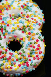 Donuts mit mehrfarbigen Zuckerperlen auf weißem Hintergrund - HOHF000064