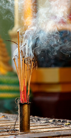 Myanmar, Abbrennen von Räucherstäbchen in der Shwedagon-Pagode, lizenzfreies Stockfoto