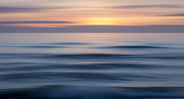 Deutschland, Blick auf den Sonnenuntergang über der Nordsee auf der Insel Sylt - ATA000001