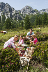 Österreich, Salzburg, Familie beim Picknick in den Bergen - HHF004513