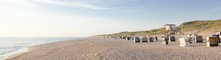 Deutschland, Blick auf leeren Strand mit überdachten Strandkörben auf der Insel Sylt - ATA000004