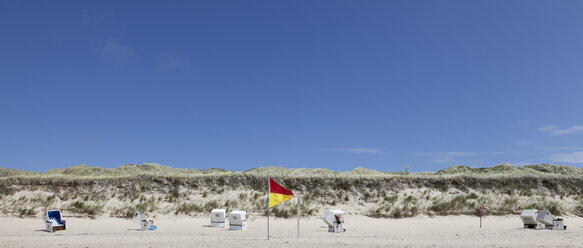 Deutschland, Blick auf leeren Strand mit überdachten Strandkörben und Flagge auf Sylt - ATA000009