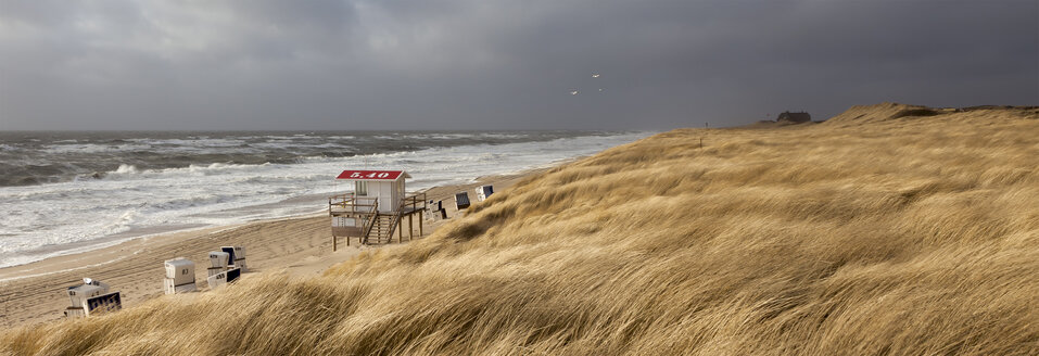 Deutschland, Blick auf leeren Strand mit überdachten Strandkörben auf der Insel Sylt - ATA000010