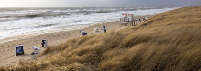 Deutschland, Blick auf leeren Strand mit überdachten Strandkörben auf der Insel Sylt - ATA000011