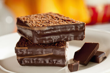 Plate of chocolate sponge cake, close up - CSF017384