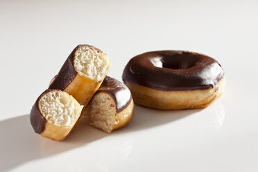 Donut mit Schokoladenüberzug auf weißem Hintergrund, Nahaufnahme - CSF017388