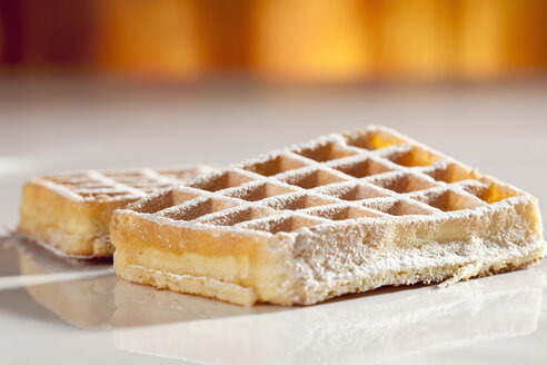 Waffeln mit Puderzucker, Nahaufnahme - CSF017357