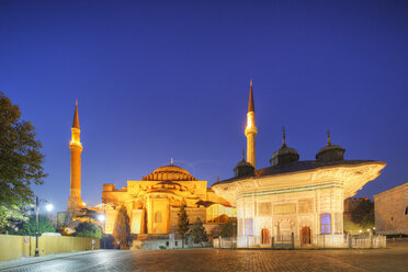 Türkei, Istanbul, Blick auf die Hagia Sophia und den Brunnen von Ahmed III - SIEF003366