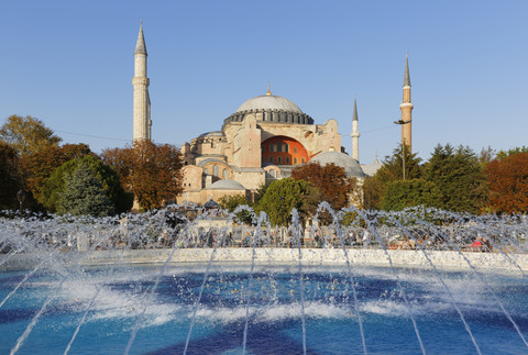 Türkei, Istanbul, Blick auf die Hagia Sophia am Ayasofya Meydani Platz, lizenzfreies Stockfoto