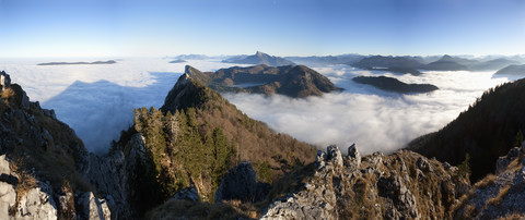 Österreich, Salzkammergut, Blick auf nebelverhangenes Alpenvorland, lizenzfreies Stockfoto