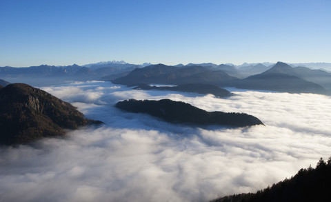 Österreich, Salzkammergut, Blick auf nebelverhangenes Alpenvorland, lizenzfreies Stockfoto