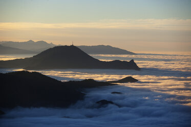 Österreich, Salzburger Land, Blick auf den nebelverhangenen Gaisberg - WWF002696