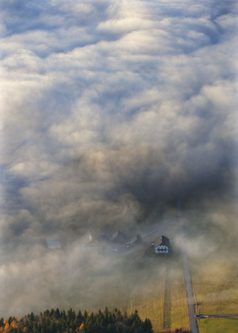 Österreich, Salzkammergut, Blick auf nebelverhangenes Bauernhaus, lizenzfreies Stockfoto