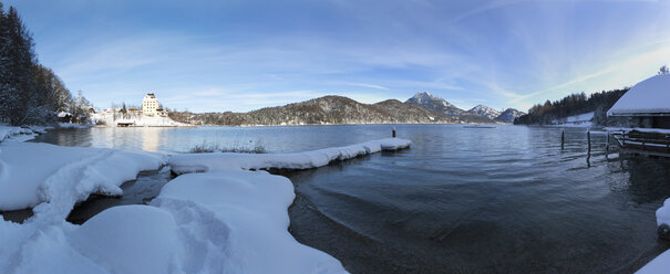 Austria, Salzkammergut, View of Fuschlsee Lake and Schloss Fuschl castle in background - WW002708