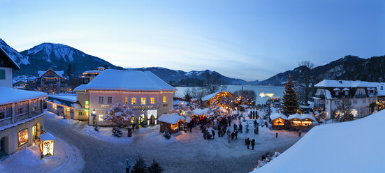 Austria, Salzkammergut, View of christmas market at Strobl am Wolfgangsee - WW002709