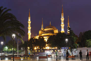 Türkei, Istanbul, Blick auf die Sultan-Ahmed-Moschee im Stadtteil Sultanahmet - SIE003385