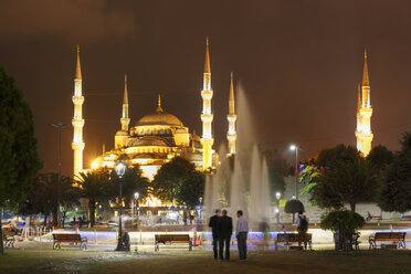 Türkei, Istanbul, Blick auf die Sultan-Ahmed-Moschee im Stadtteil Sultanahmet - SIE003384