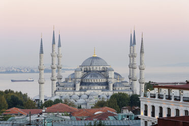 Turkey, Istanbul, View of Sultan Ahmed Mosque at Sultanahmet district - SIE003382