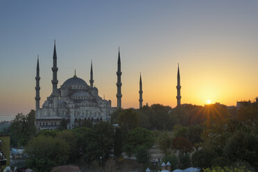 Türkei, Istanbul, Blick auf die Sultan-Ahmed-Moschee im Stadtteil Sultanahmet - SIEF003378