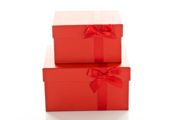 Rote Geschenkbox auf weißem Hintergrund, Nahaufnahme - MAEF005953