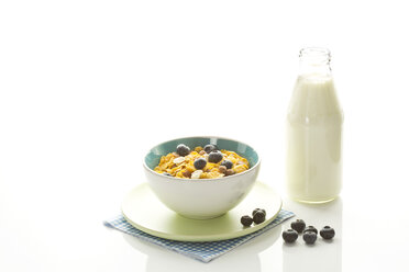 Schüssel mit gesundem Müsli und Milchglas auf weißem Hintergrund - MAEF005984