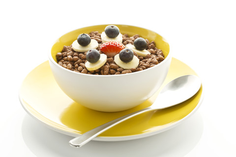 Frühstücksschüssel mit Schoko-Chip-Müsli mit Banane, Blaubeere und Erdbeere, lizenzfreies Stockfoto