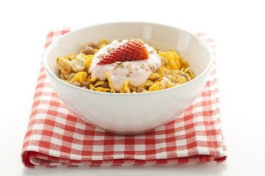 Frühstücksschüssel mit Müsli, Joghurt und Erdbeeren - MAEF005993