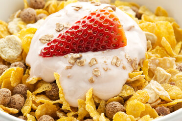 Frühstücksschüssel mit Müsli, Joghurt und Erdbeeren - MAEF005994