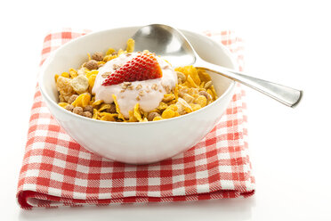 Frühstücksschüssel mit Müsli, Joghurt und Erdbeeren - MAEF005995