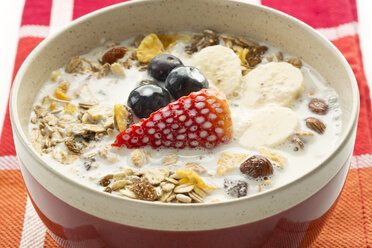 Breakfast bowl of cereals with blueberry, strawberry, milk and yogurt - MAEF006001