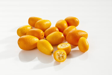 Kumquats auf weißem Hintergrund, Nahaufnahme - CSF017492