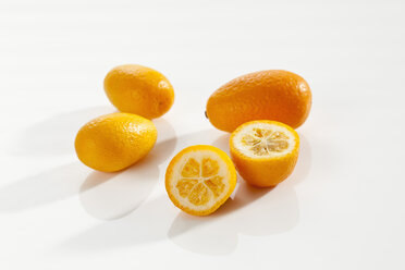 Kumquats auf weißem Hintergrund, Nahaufnahme - CSF017491