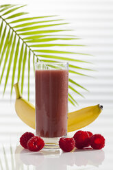 Glas Smoothie mit Himbeere und Banane, Nahaufnahme - CSF017483