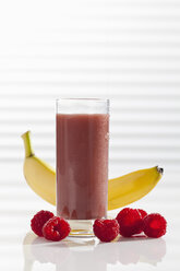 Glas Smoothie mit Himbeere und Banane, Nahaufnahme - CSF017481