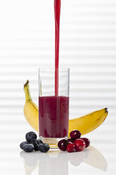 Glas Smoothie mit Blaubeere, Cranberry und Banane, Nahaufnahme - CSF017475