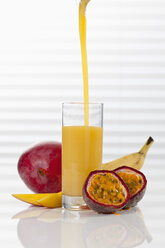 Glas Smoothie mit Mango, Passionsfrucht und Banane, Nahaufnahme - CSF017473