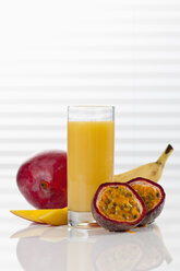Glas Smoothie mit Mango, Passionsfrucht und Banane, Nahaufnahme - CSF017472