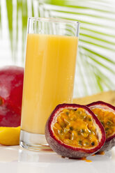 Glas Smoothie mit Mango, Passionsfrucht und Banane, Nahaufnahme - CSF017471