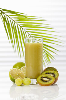 Glas Smoothie mit Zitrone, Weintrauben und Kiwi, Nahaufnahme - CSF017470