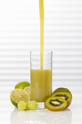 Glas Smoothie mit Zitrone, Weintrauben und Kiwi, Nahaufnahme - CSF017469