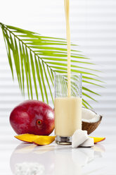 Glas Smoothie mit Kokosnuss und Mango, Nahaufnahme - CSF017468