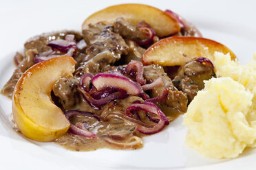 Teller mit Kalbsleber, Kartoffelpüree, Champignons, Zwiebeln und glasierten Äpfeln, Nahaufnahme - CSF017433