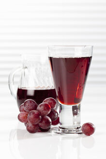Karaffe und Glas mit rotem Traubensaft, Nahaufnahme - CSF017430