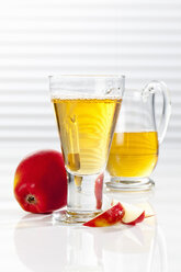 Carafe and glass with apple juice, close up - CSF017422