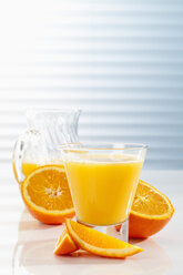 Karaffe und Glas mit Orangensaft, Nahaufnahme - CSF017415