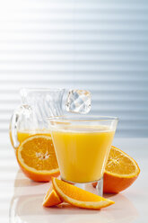 Karaffe und Glas mit Orangensaft, Nahaufnahme - CSF017414