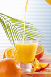 Karaffe und Glas mit einfließendem Orangensaft, Nahaufnahme - CSF017412