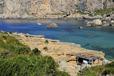 Spanien, Bucht mit Segelschiff am Cap Formentor - MHF000121