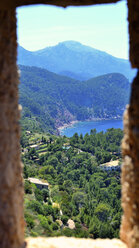 Spanien, Blick auf einen Berg durch ein Fenster - MHF000123